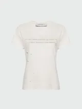 Remera de algodón color blanco con estampa de texto en el frente y manchas negras.