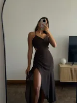 Vestido largo marrón con breteles finos, escote corazón y falda con frunces y tajo lateral.
