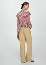 Blusa de manga larga con estampado floral en tonos rosa y blanco, escote en V, volantes en los hombros y puños elásticos.