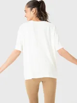 Remera negra oversize de tela fresca y cómoda, con logo pequeño estampado en el pecho.