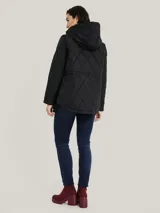 Campera negra acolchada de Tommy Hilfiger con cierre de cremallera, cuello alto con capucha, mangas largas y bolsillos laterales con cremallera.