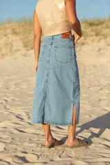 Falda larga de jean celeste con abertura frontal y ruedo desflecado.
