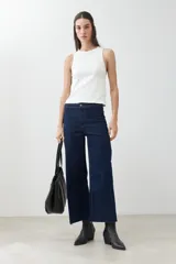 Musculosa blanca de algodón con tejido de canalé y corte ajustado.