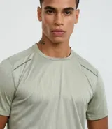 Remera deportiva gris con cuello redondo, mangas cortas, estampa heat print y detalle en los hombros. Confeccionada en tejido de malla con tecnología Dry.