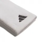 Par de muñequeras Adidas Tennis color blanco con logo bordado en negro.