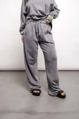 Pantalón gris de jogging con cintura elástica y cordón ajustable. Corte ancho y bolsillos laterales.