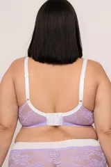 Bralette de puntilla elastizada color celeste, con forro interno, breteles regulables y ganchos en la espalda.