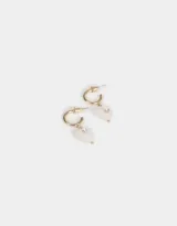 Aros dorados tipo argolla con dije de corazón de piedra aventurina blanca y strass.