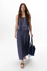 Falda larga de lino a cuadros grises y blancos, con corte al bies y cintura alta.