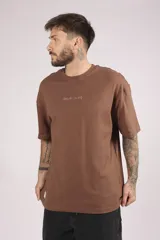 Remera blanca de algodón con estampado pequeño en el frente.