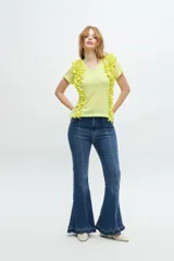 Remera color amarillo con escote en V y volantes laterales.
