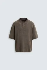 Polo marrón de punto con textura acanalada, corte relaxed fit, cuello solapa y cierre frontal con tres botones.