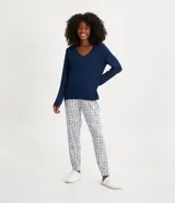 Pijama largo de dos piezas: blusa de manga larga con cuello en V y pantalón con estampado de cuadros grid.