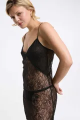 Camisón corto de encaje color burdeos con breteles finos.