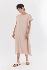 Vestido midi azul de lino y tencel, corte recto y mangas cortas.