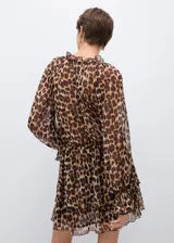 Vestido corto marrón con estampado animal print, cuello redondo con volantes y lazo, manga larga con puños elásticos y falda con volantes.