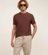 Pantalón relaxed de hombre confeccionado en tejido oxford de algodón color beige, con trabillas en la cintura y cordón para lazo.