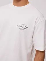 Remera color ladrillo de corte holgado, con estampa en la espalda con el logo de la marca y texto alusivo al surf.