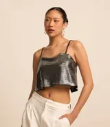 Blusa cropped metalizada con breteles finos ajustables y abertura en la espalda.