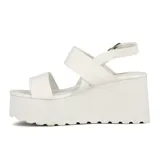 Sandalias blancas con plataforma, dos tiras anchas sobre el empeine y tira con hebilla al tobillo.