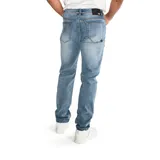 Jeans de hombre de mezclilla (denim) color azul claro desgastado (light stone), corte slim, con cierre de cremallera y botón, diseño de cinco bolsillos y parche con logo CAT en la parte trasera de la cintura.