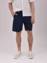 Bermuda azul oscuro con cintura elástica y bolsillos laterales.