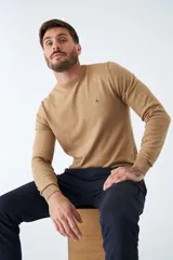 Sweater de algodón con cashmere color beige, de corte clásico, con cuello redondo a la base, puños y dobladillo acanalados y logo bordado en el pecho.