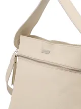 Cartera negra de cuero graneado con doble correa, una de hombro y otra bandolera regulable. Tiene cierre metálico con tirador de cuero, chapita metálica con el logo de la marca y detalles interiores con el logo de la marca y la inscripción "HECHO EN URUGUAY".