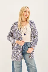 Saco tipo cardigan abierto con estampado animal print en tonos blanco, azul y dorado. Posee bordados de lentejuelas.