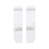 Medias deportivas blancas de caña media con tres líneas horizontales grises en el tobillo y dos líneas horizontales grises en la parte superior.
