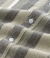 Camisa de manga corta para hombre marca Marfinno, confeccionada en tejido texturizado de mezcla de algodón y poliéster. Presenta un diseño de rayas verticales en tonos beige, gris y bordó, con cuello tradicional y cierre frontal mediante botones.