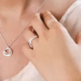 Anillo en plata 925 con forma de V invertida, con circonias engarzadas en la parte inferior.