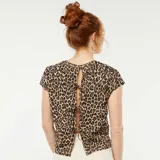 Camiseta beige con estampado animal print de leopardo, de corte holgado, mangas cortas y espalda abierta con lazo.