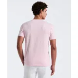 Remera rosa de algodón orgánico, de corte entallado y cuello redondo. Presenta el logo de Original Penguin en el pecho.