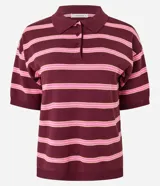 Blusa de punto con cuello polo y rayas horizontales color borgoña y rosa. De mangas cortas y corte holgado. Confeccionada con viscosa certificada.