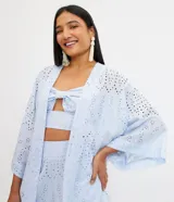 Kimono largo celeste con textura floral y pequeños calados.