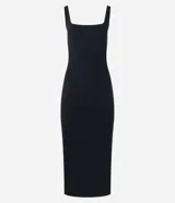 Vestido midi negro de punto roma, con escote cuadrado y corte ajustado. Incluye cinturón ancho de cuero negro con hebilla dorada.