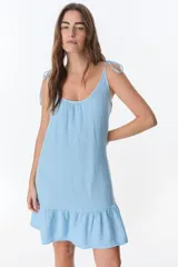 Vestido corto celeste con breteles finos y volados en el ruedo.