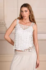 Top blanco calado con diseño de flores y breteles finos.