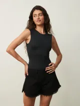 Short de jean negro con bolsillos delanteros y traseros, y terminación desflecada.