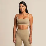 Top deportivo color arena, de breteles finos y escote recto.