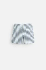 Bañador de hombre con rayas verticales azules y blancas, de corte medio, con cintura elástica ajustable con cordón, bolsillos laterales y trasero con solapa.