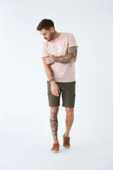 Bermuda cargo color beige con bolsillos laterales, logo bordado, cremallera, cierre y pasa cintos.