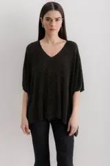 Sweater tejido de punto color crudo, con escote en V, mangas 3/4 y corte holgado.