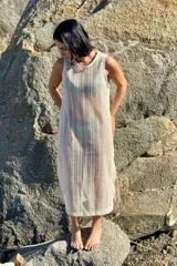 Vestido de crochet con diseño transparente y tajos laterales.