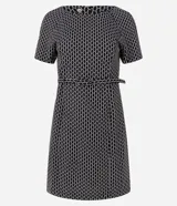 Vestido corto negro con estampado geométrico en color crema, de corte recto, manga corta y cuello redondo. Incluye cinturón fino del mismo tejido.