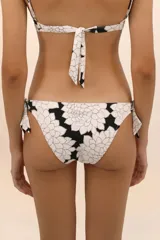 Calzón de bikini negro con estampado de flores blancas y lazos laterales ajustables.