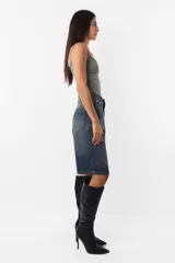 Top tipo musculosa básica de breteles finos color gris.