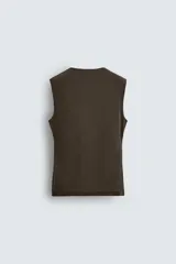 Camiseta musculosa marrón oscuro, de corte slim fit, cuello redondo y sisas amplias.