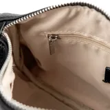 Bandolera negra de símil cuero graneado con correa regulable y herrajes plateados. Tiene acceso con cierre, un bolsillo interno con cierre y otro abierto. El interior es de tela de algodón y poliéster.
